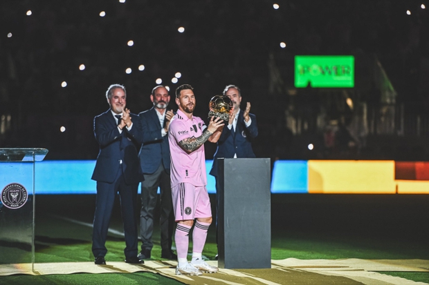 Messi tươi rói tại lễ vinh danh đặc biệt, cậu quý tử gây chú ý với biểu cảm