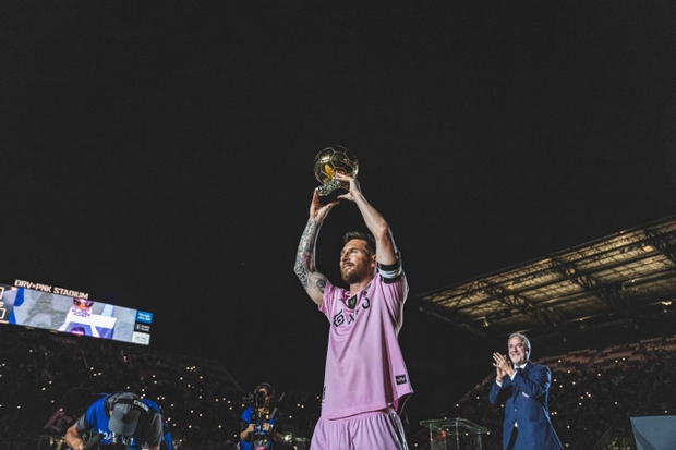 Messi tươi rói tại lễ vinh danh đặc biệt, cậu quý tử gây chú ý với biểu cảm
