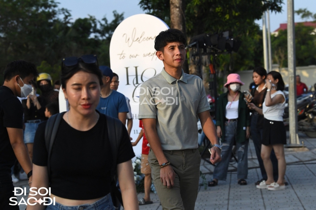 Quang Hải và Chu Thanh Huyền đồng hành cùng đồng đội tới đám cưới của Văn Hậu