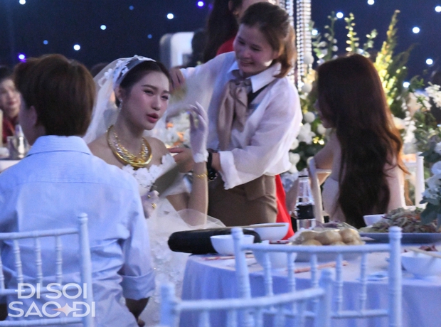 Hoạt động tình nguyện của Hoà Minzy khiến ai cũng ngưỡng mộ