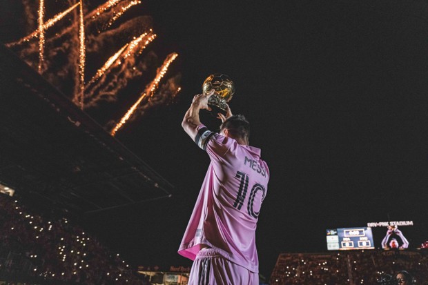 Messi tươi rói tại lễ vinh danh đặc biệt, cậu quý tử gây chú ý với biểu cảm