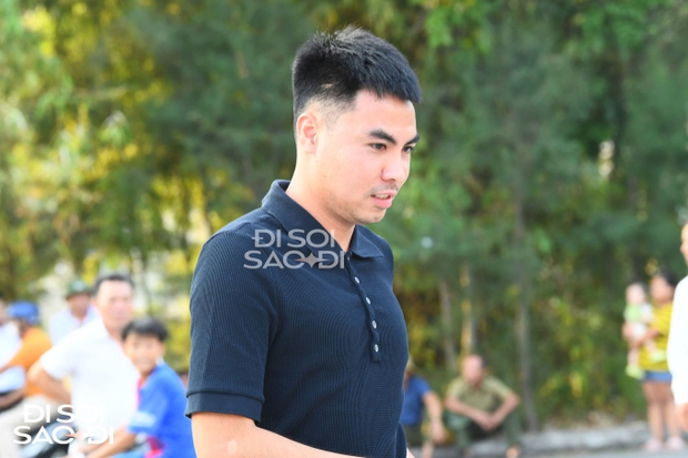 Quang Hải và Chu Thanh Huyền đồng hành cùng đồng đội tới đám cưới của Văn Hậu