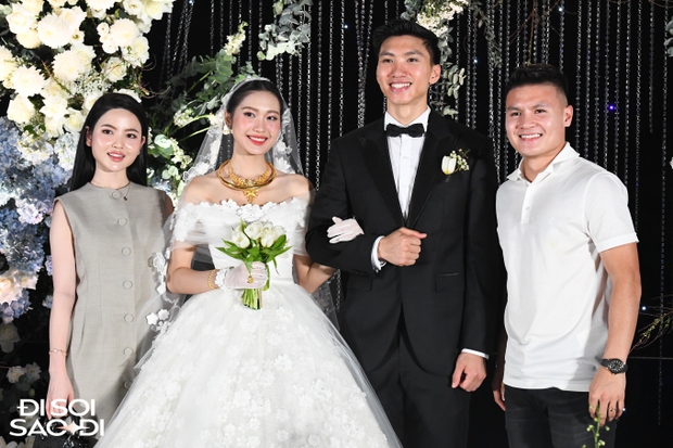 Quang Hải ôm eo Chu Thanh Huyền, tình chàng liểu xiềng công khai trước đám đông