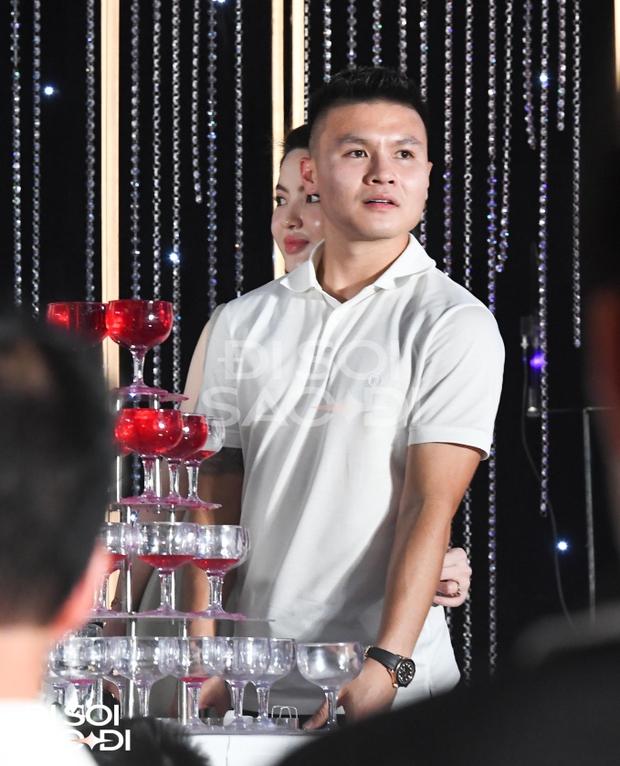 Quang Hải ôm eo Chu Thanh Huyền, tình chàng liểu xiềng công khai trước đám đông