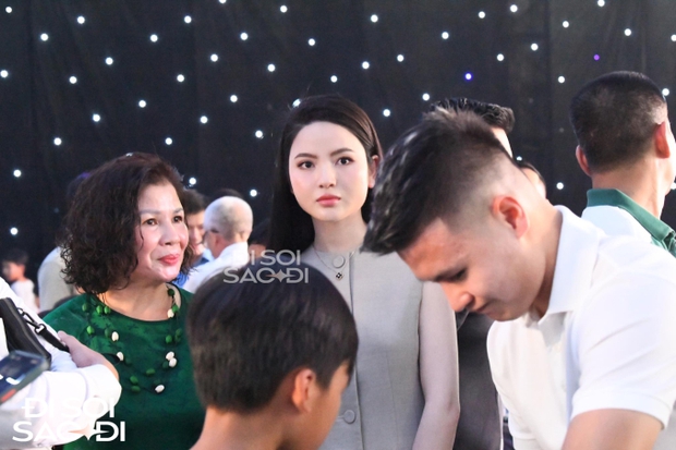 Quang Hải và Chu Thanh Huyền đồng hành cùng đồng đội tới đám cưới của Văn Hậu