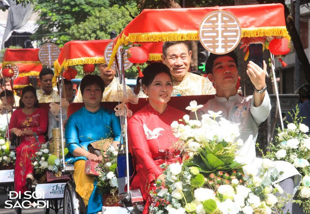 Hấp dẫn: Đoàn Văn Hậu đẩy xích lô mang lễ vật vào nhà dâu Doãn Hải My