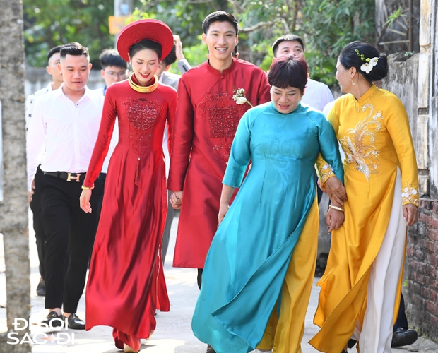 Mẹ Đoàn Văn Hậu nở nụ cười hạnh phúc