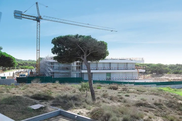 Cận cảnh siêu biệt thự đắt nhất Bồ Đào Nha đang được Ronaldo xây dựng: Rộng 2.700 m2, giá sơ sơ hơn 550 tỷ - Ảnh 1.