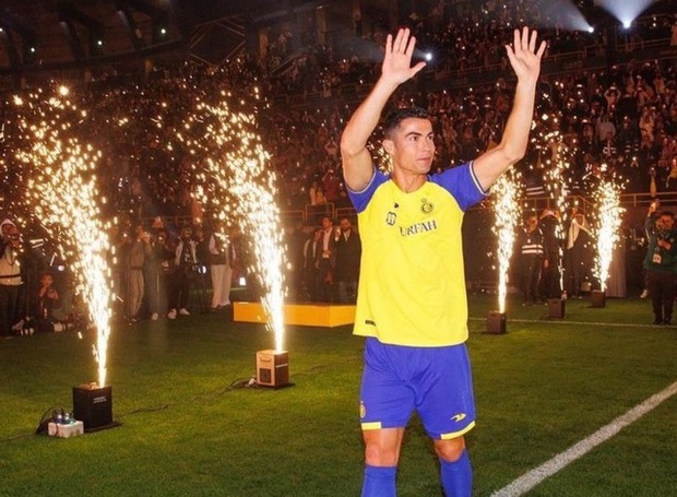 Luxury houses, cars and billion-dollar watches: Ronaldo and life like a king when moving to Al Nassr - Photo 1.