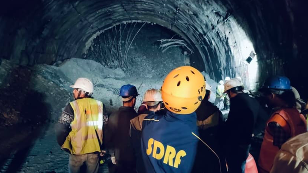 Ấn Độ: 40 công nhân mắc kẹt dưới hầm sập vẫn an toàn - Ảnh 1.