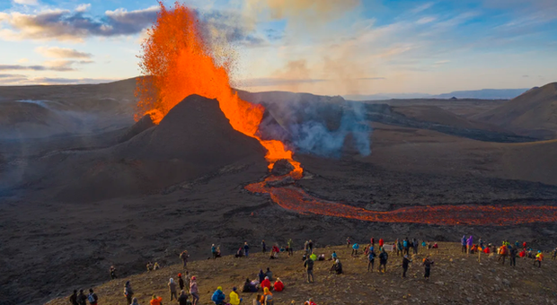 Ghi nhận 3.200 trận động đất, nguy cơ phun trào núi lửa cao, Iceland sơ tán dân - Ảnh 2.