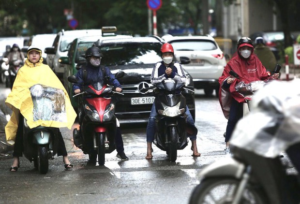 Dân công sở Hà Nội sáng nay: Đi làm trong mưa rét lại thêm tắc đường! - Ảnh 12.