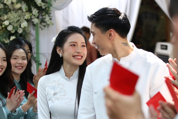 Cưới nhau chỉ chưng diện góc nghiêng thần thánh, góc kia của Đoãn Hải My - vợ Đoàn Văn Hậu có bị lãng quên?