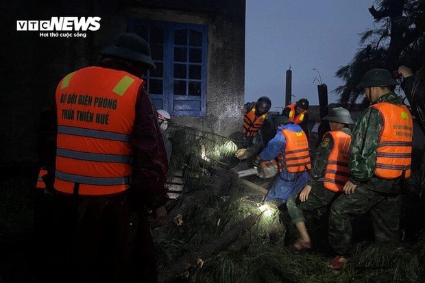 Mưa to khiến nước sông dâng trên báo động 2, gió lớn thổi tốc mái nhà dân ở Huế - Ảnh 1.