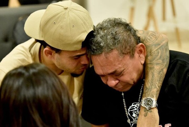 Khi gặp lại sau 2 tuần bị bắt cóc, cha con tiền đạo Liverpool không kìm được nước mắt