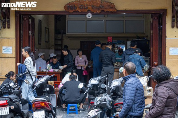 Hà Nội chuyển rét, quán ăn vỉa hè đông nghẹt khách từ sáng sớm đến đêm khuya - Ảnh 3.