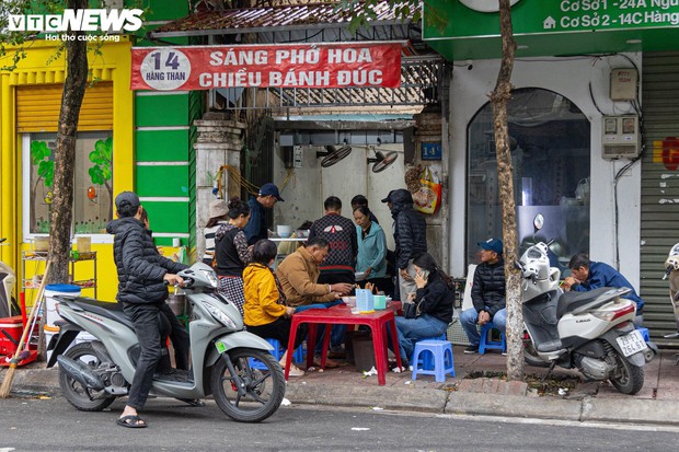 Hà Nội chuyển rét, quán ăn vỉa hè đông nghẹt khách từ sáng sớm đến đêm khuya - Ảnh 1.