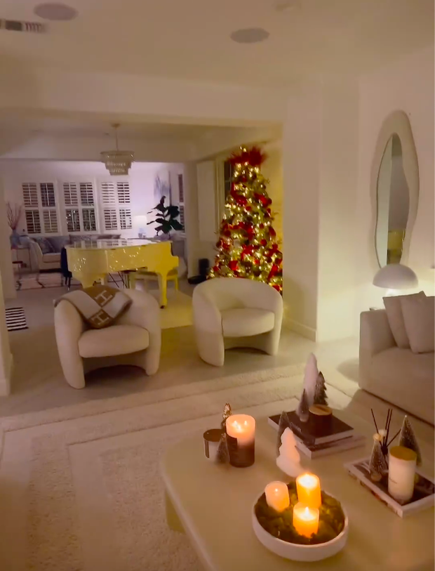 Phạm Hương flex biệt thự lên đèn đón Noel: Bày trí 6 cây thông, nhìn toàn cảnh phòng khách biết giàu cỡ nào - Ảnh 6.