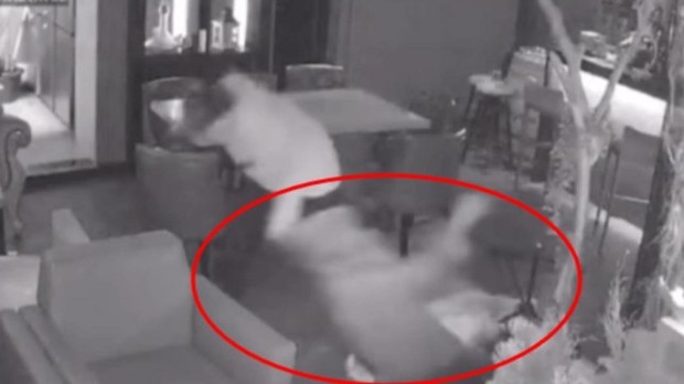 Người mẫu Tiểu Vi bị bạn trai đánh đập dã man trong nhà hàng - Ảnh 2.