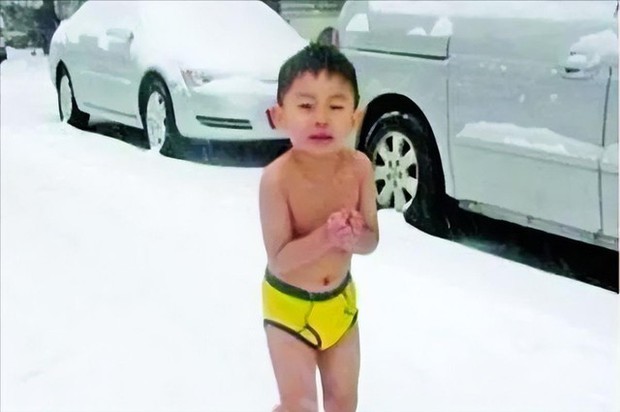 Bé trai 4 tuổi bị cha bắt cởi trần chạy trong trời tuyết năm nào: Cuộc sống hiện tại thay đổi ngoạn mục - Ảnh 2.