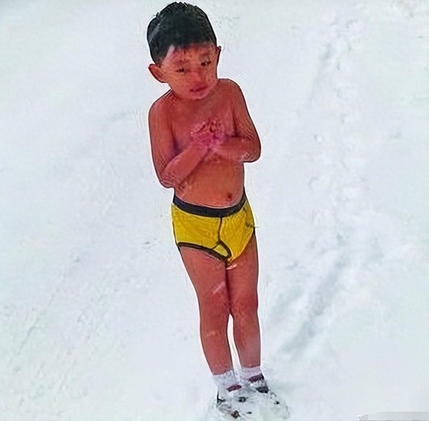 Bé trai 4 tuổi bị cha bắt cởi trần chạy trong trời tuyết năm nào: Cuộc sống hiện tại thay đổi ngoạn mục - Ảnh 1.