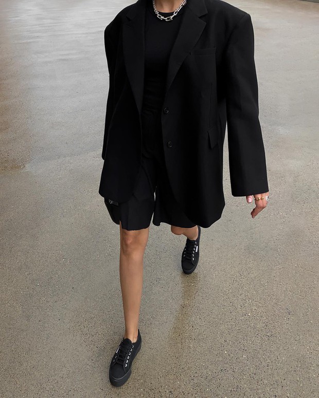 Blogger Mỹ chứng minh mua blazer đen là đỉnh cao tiết kiệm: 1 mẫu mix được 10 bộ - Ảnh 8.
