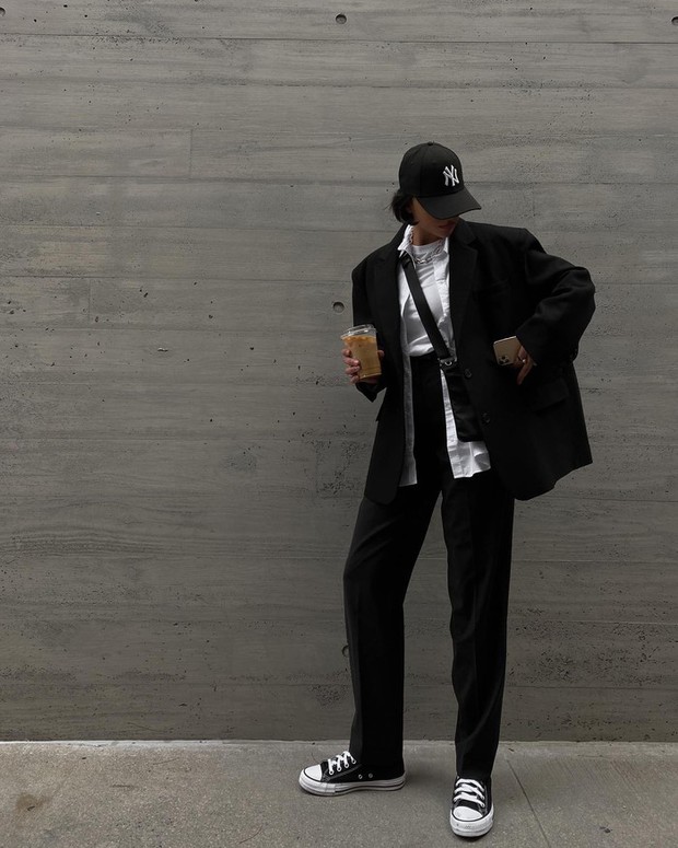 Blogger Mỹ chứng minh mua blazer đen là đỉnh cao tiết kiệm: 1 mẫu mix được 10 bộ - Ảnh 4.