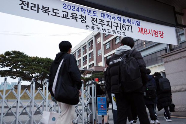 Hàn Quốc bước vào kỳ thi khốc liệt bậc nhất thế giới: Chính phủ cấm máy bay, hoãn giờ làm để phục vụ sĩ tử - Ảnh 3.