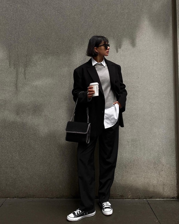 Blogger Mỹ chứng minh mua blazer đen là đỉnh cao tiết kiệm: 1 mẫu mix được 10 bộ - Ảnh 2.