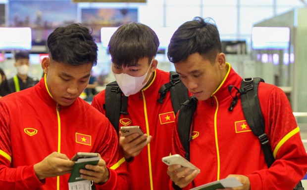 Tuyển Việt Nam trở về quê muộn, tuyển Iraq đối mặt khó khăn khi di chuyển