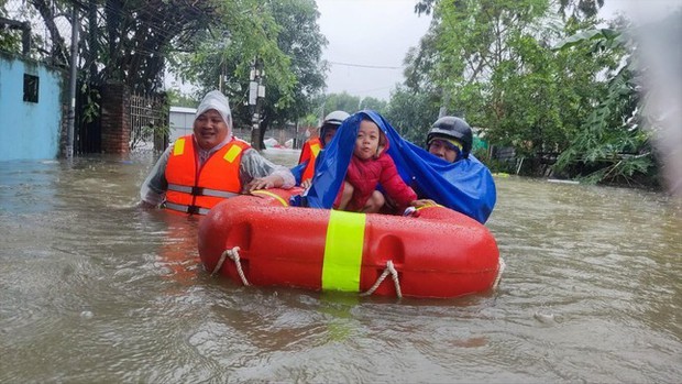 Miền Trung mưa lớn bất thường dù đang ảnh hưởng của El Nino - Ảnh 1.