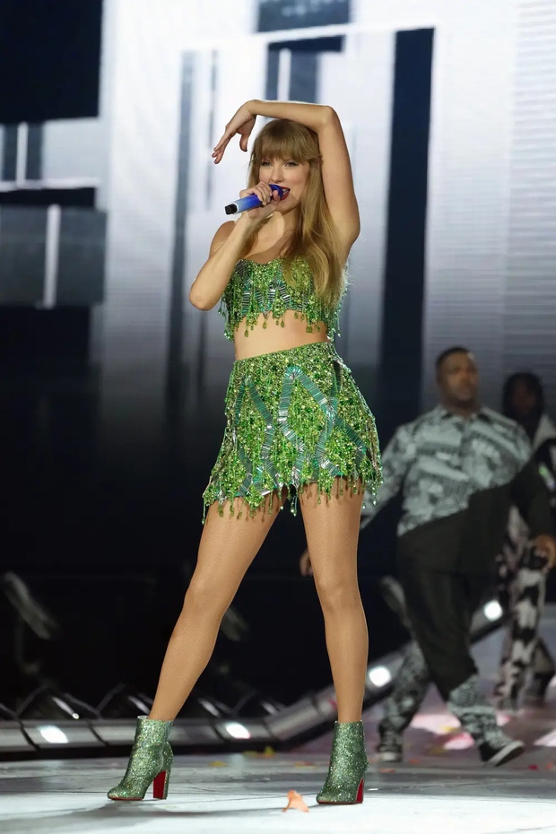 Ngắm nhìn những bộ trang phục gây sốt của  Taylor Swift trong The Eras Tour - Ảnh 20.