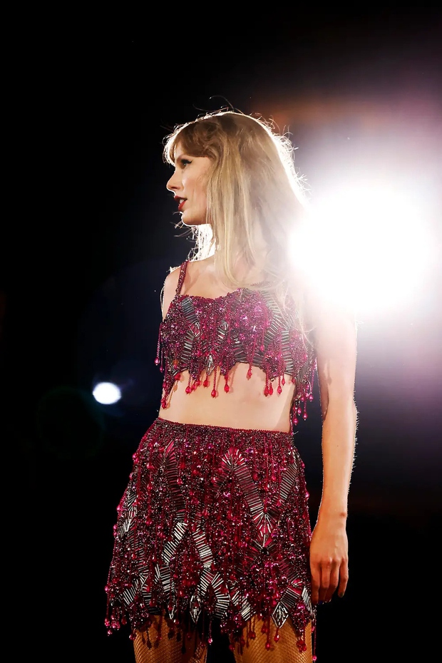 See Taylor Swift's feverish outfits during The Eras Tour - Photo 19.