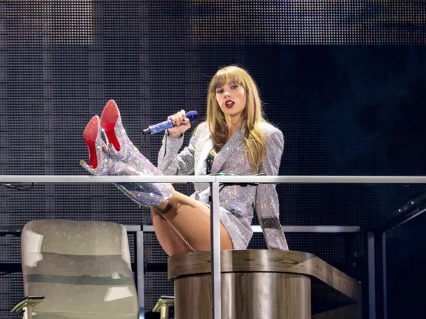 See Taylor Swift's feverish outfits during The Eras Tour - Photo 15.