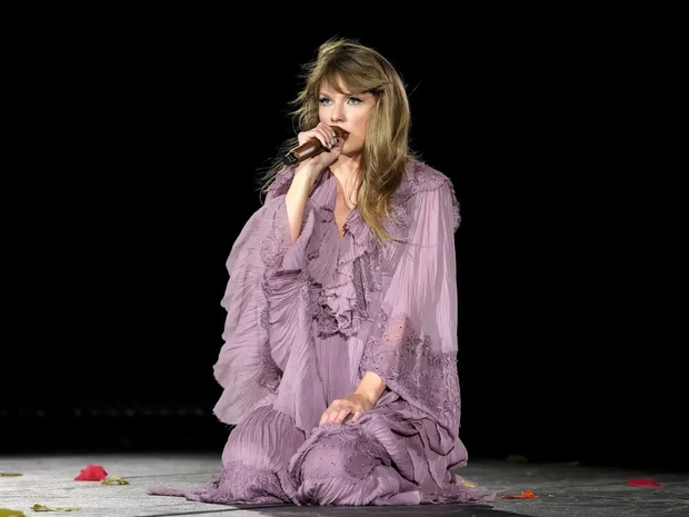 Ngắm nhìn những bộ trang phục gây sốt của  Taylor Swift trong The Eras Tour - Ảnh 12.