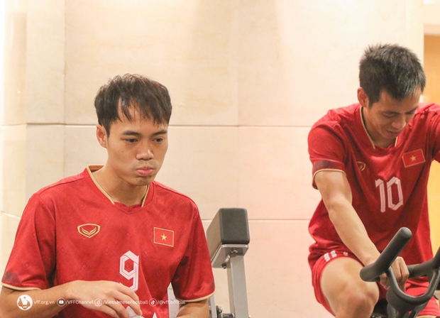 ĐT Việt Nam thư giãn dưới nước sau chiến thắng