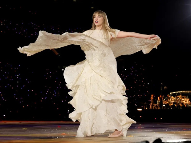 Ngắm nhìn những bộ trang phục gây sốt của  Taylor Swift trong The Eras Tour - Ảnh 11.