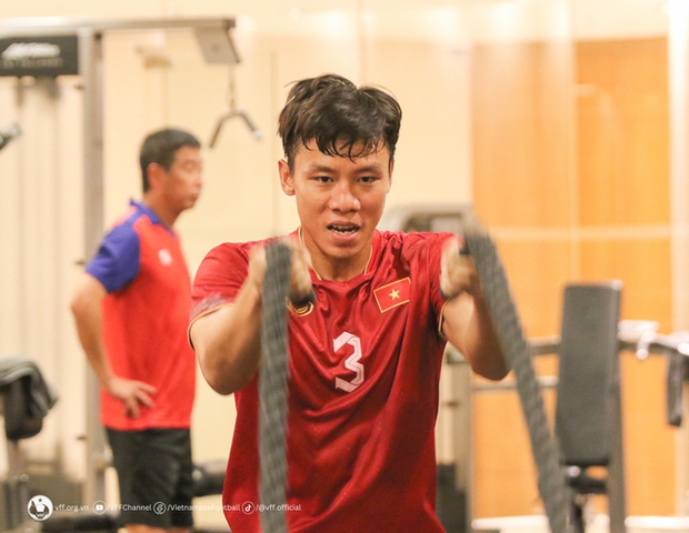 ĐT Việt Nam thư giãn dưới nước sau chiến thắng