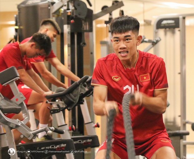 ĐT Việt Nam thư giãn dưới nước sau chiến thắng