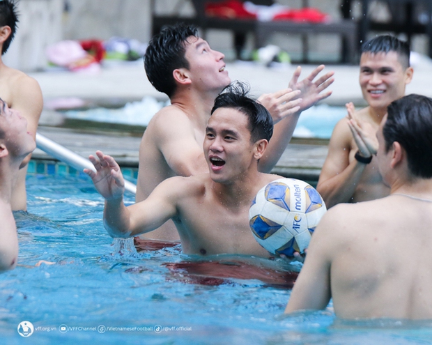 ĐT Việt Nam thư giãn dưới nước sau chiến thắng