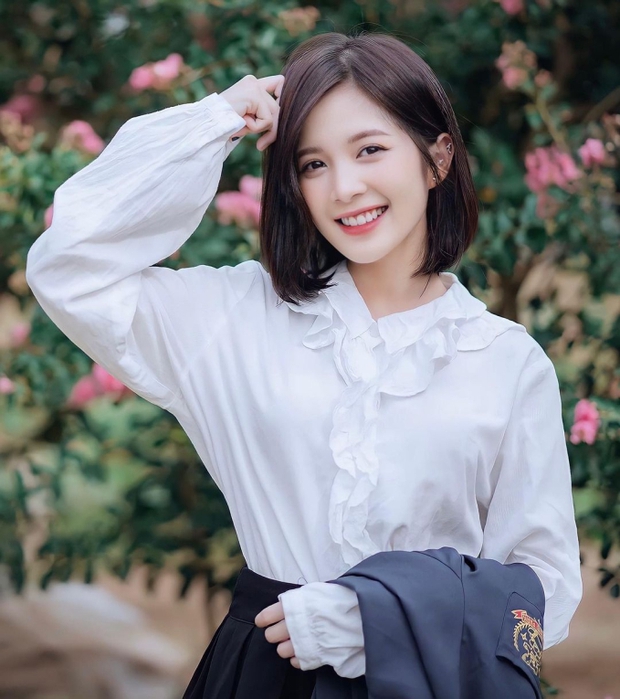 Cô giáo Nguyệt trong Chúng Ta Của 8 Năm Sau mê style nàng thơ trong trẻo, U30 mà trẻ như học sinh cấp 3 - Ảnh 5.