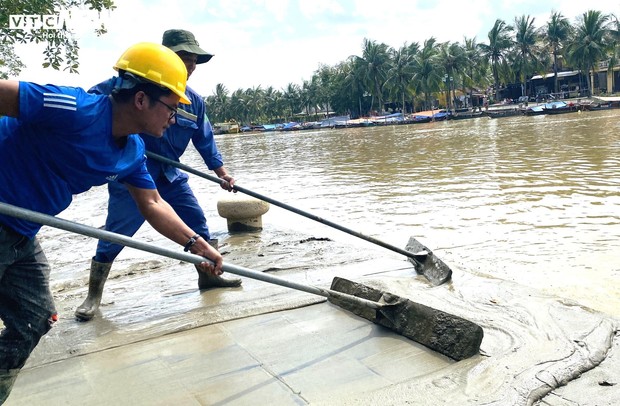 5 ngày đón 2 đợt lũ, dân phố cổ Hội An quay cuồng dọn bùn non - Ảnh 7.