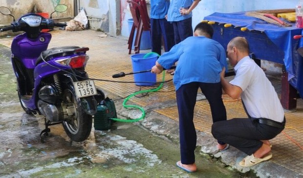 Thương những đứa trẻ chưa ngoan, kỹ sư bỏ nghề để đi dạy học - Ảnh 5. Thương những đứa trẻ chưa ngoan, kỹ sư bỏ nghề để đi dạy học - Ảnh 5.