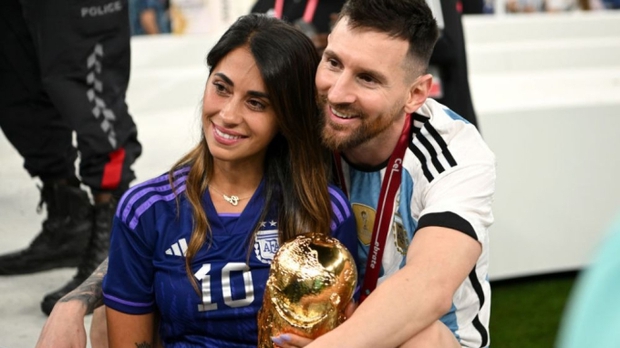 Bà xã khoe quà nhận được từ Victoria Beckham, Messi có phản ứng đập tan tin đồn khủng hoảng hôn nhân - Ảnh 4.