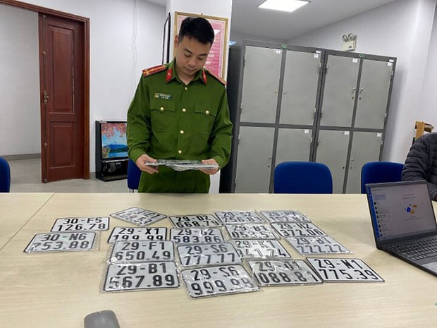 Hà Nội: Phát hiện 3 cơ sở làm biển số xe giả - Ảnh 1. Hà Nội: Phát hiện 3 cơ sở làm biển số xe giả - Ảnh 1.