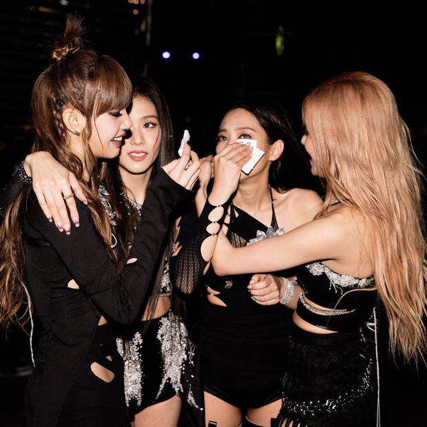 Đồng đội BLACKPINK phản ứng thế nào khi Lisa gặp nghi vấn 'phong sát' ở Trung Quốc?