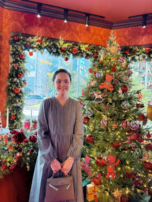 Vợ Duy Mạnh tự tin với vẻ đẹp tự nhiên, phản ứng khi bị nhận xét về gu thời trang quý bà