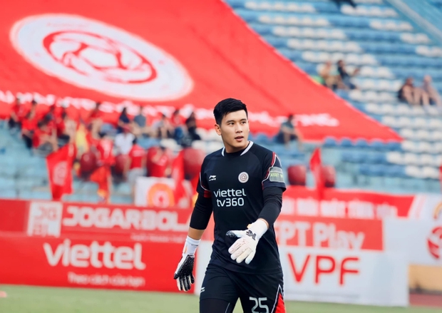 Thủ môn Việt Nam hàng đầu gặp niềm vui khi chào đón con đầu lòng