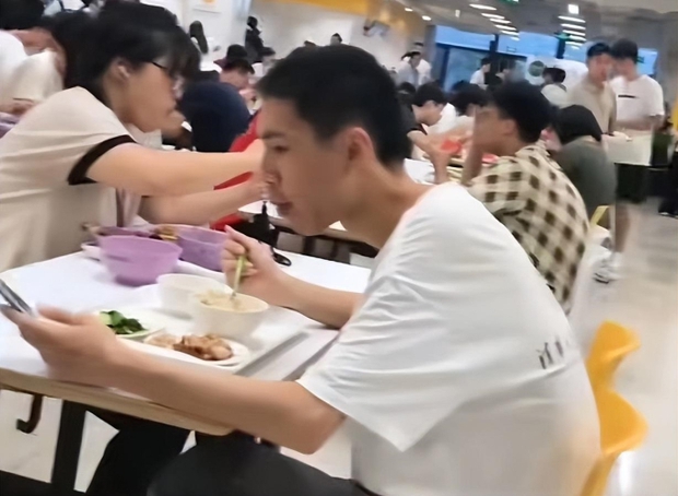 Ảnh chụp một sinh viên Thanh Hoa trong canteen bị lan truyền, netizen cảm thán sự khác nhau giữa “học bá” và người thường - Ảnh 1.