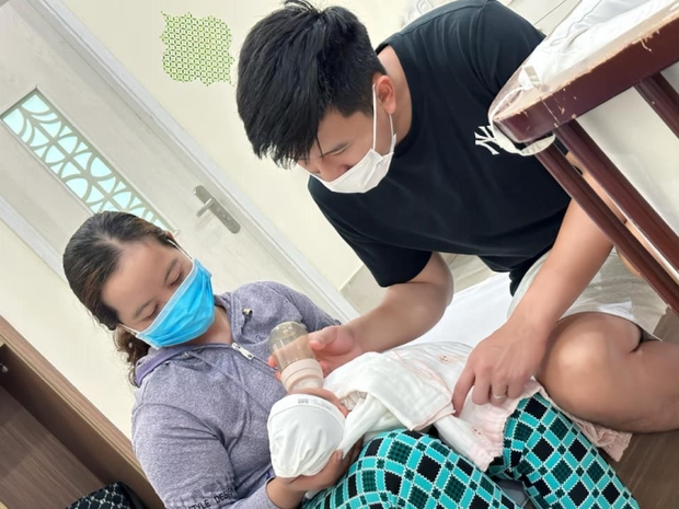 Thủ môn Việt Nam hàng đầu gặp niềm vui khi chào đón con đầu lòng